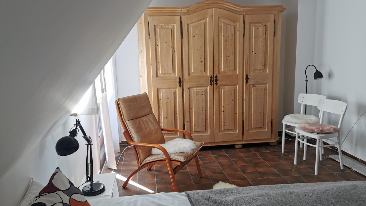 Schlafraum mit schönem Fichtenschrank Schlafraum mit schönem Fichtenschrank